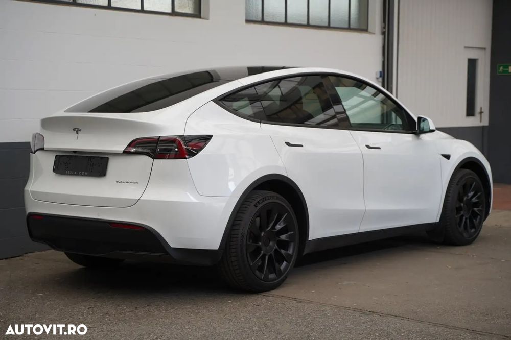 Tesla Model Y Long Range Dual Motor AWD - 4