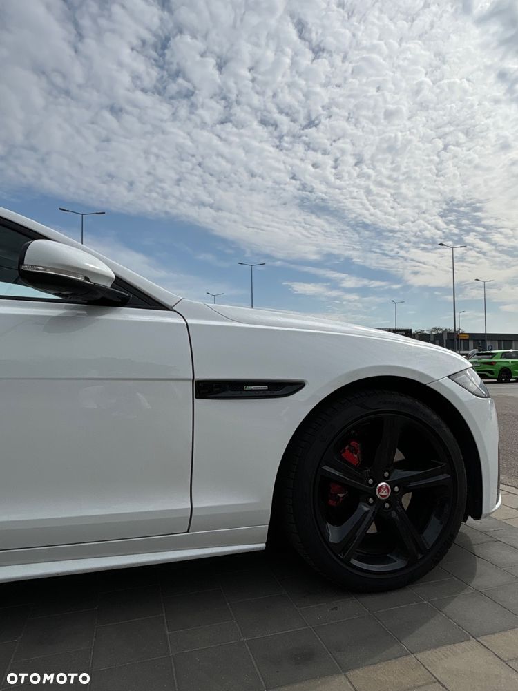 Jaguar XF 2.0 i4D R-Sport - 4