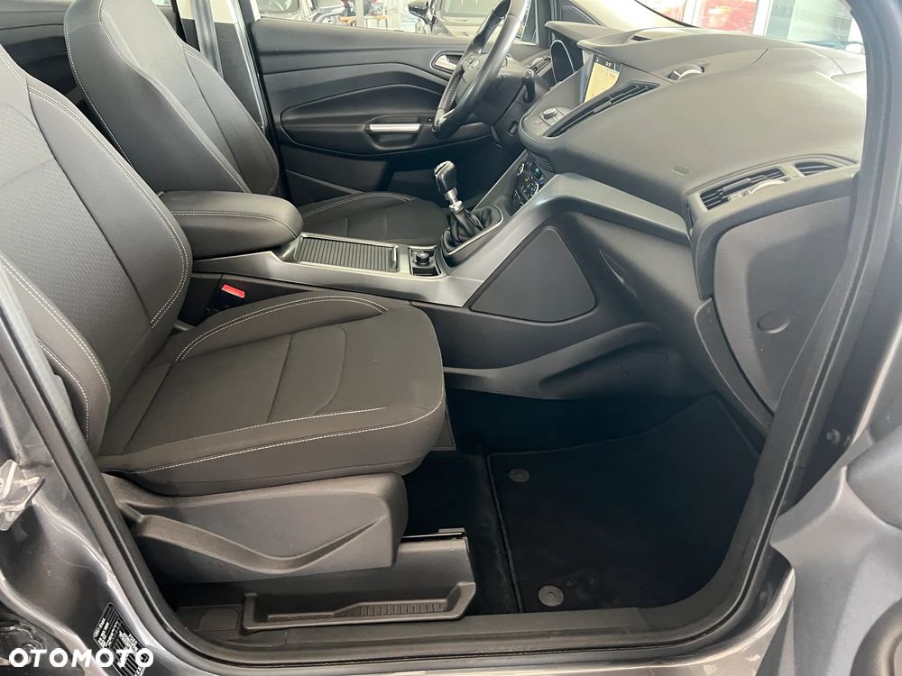 Ford Kuga 2.0 TDCi FWD Titanium - 36