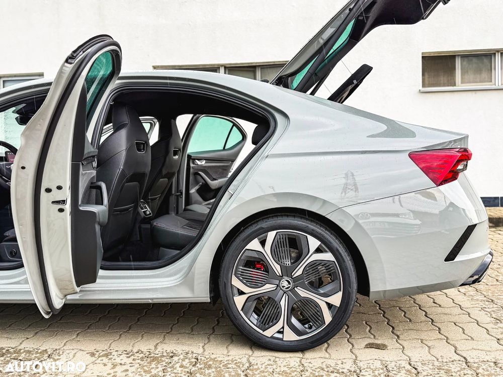 Skoda Octavia 2.0 TSI 265 CP DSG RS - 17