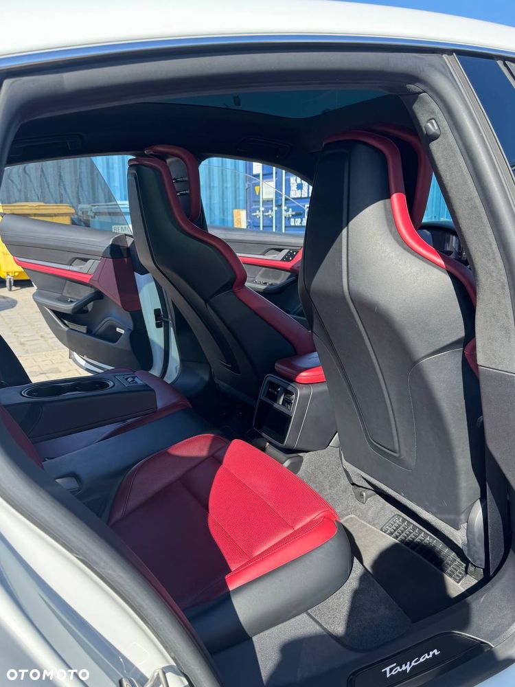 Porsche Taycan GTS - 15
