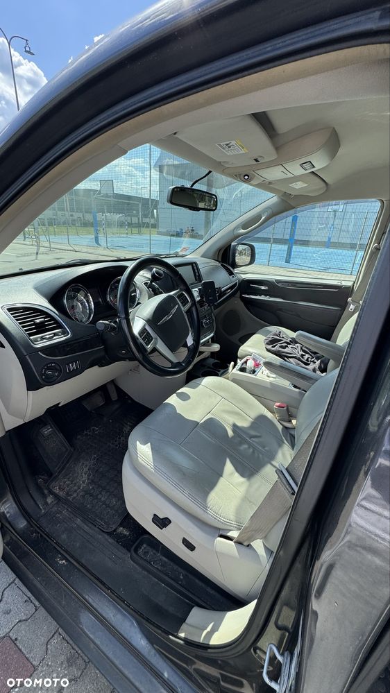 Chrysler Town & Country - 6