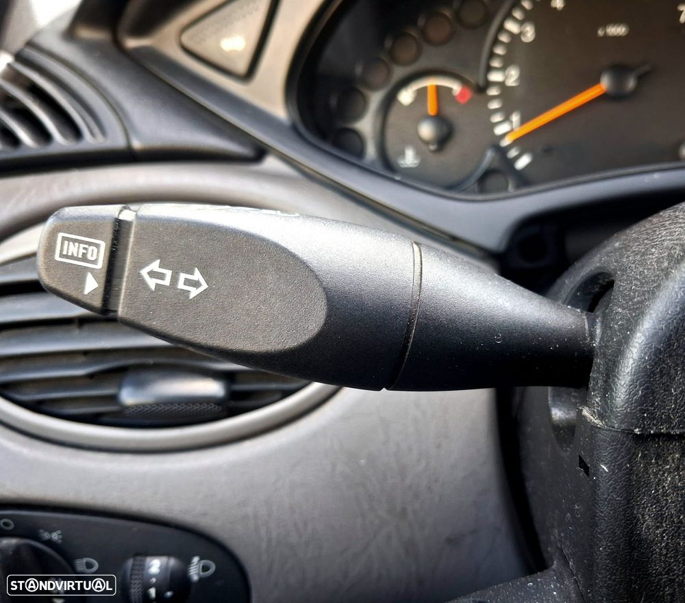 Ford Focus SW 1.6 Ghia - 31