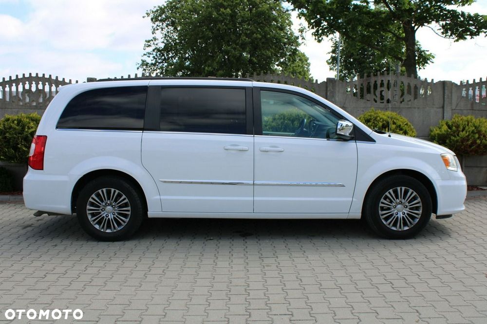 Chrysler Town & Country - 4