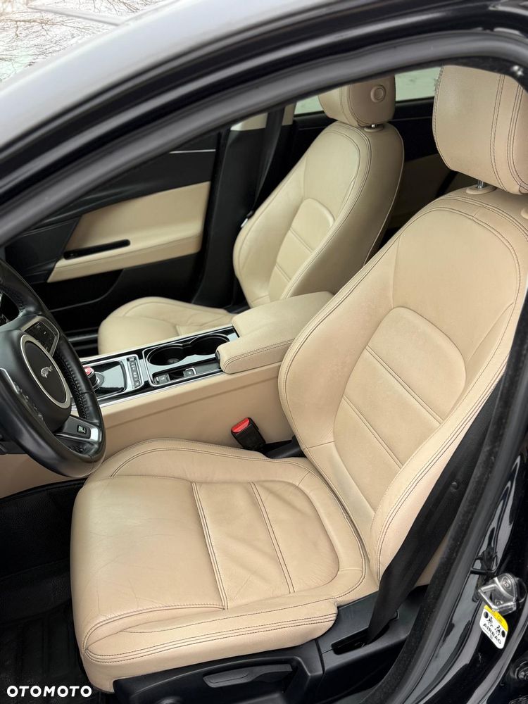 Jaguar Xe 2017 photo 4