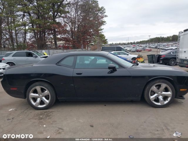 Dodge Challenger - 12