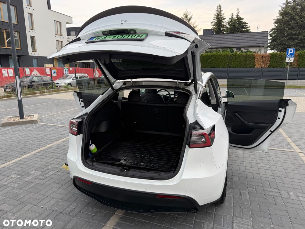 Tesla Model Y - 16