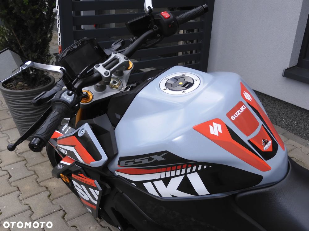 Suzuki GSX - 28