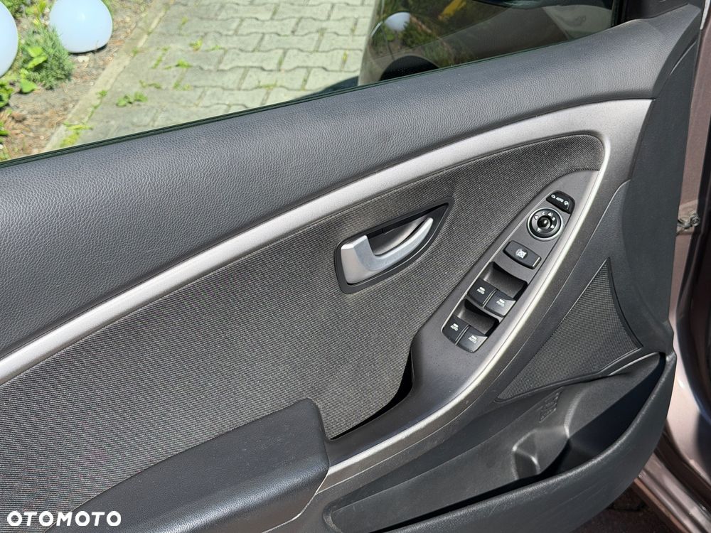 Hyundai i30 blue Kombi 1.4 YES Gold - 30