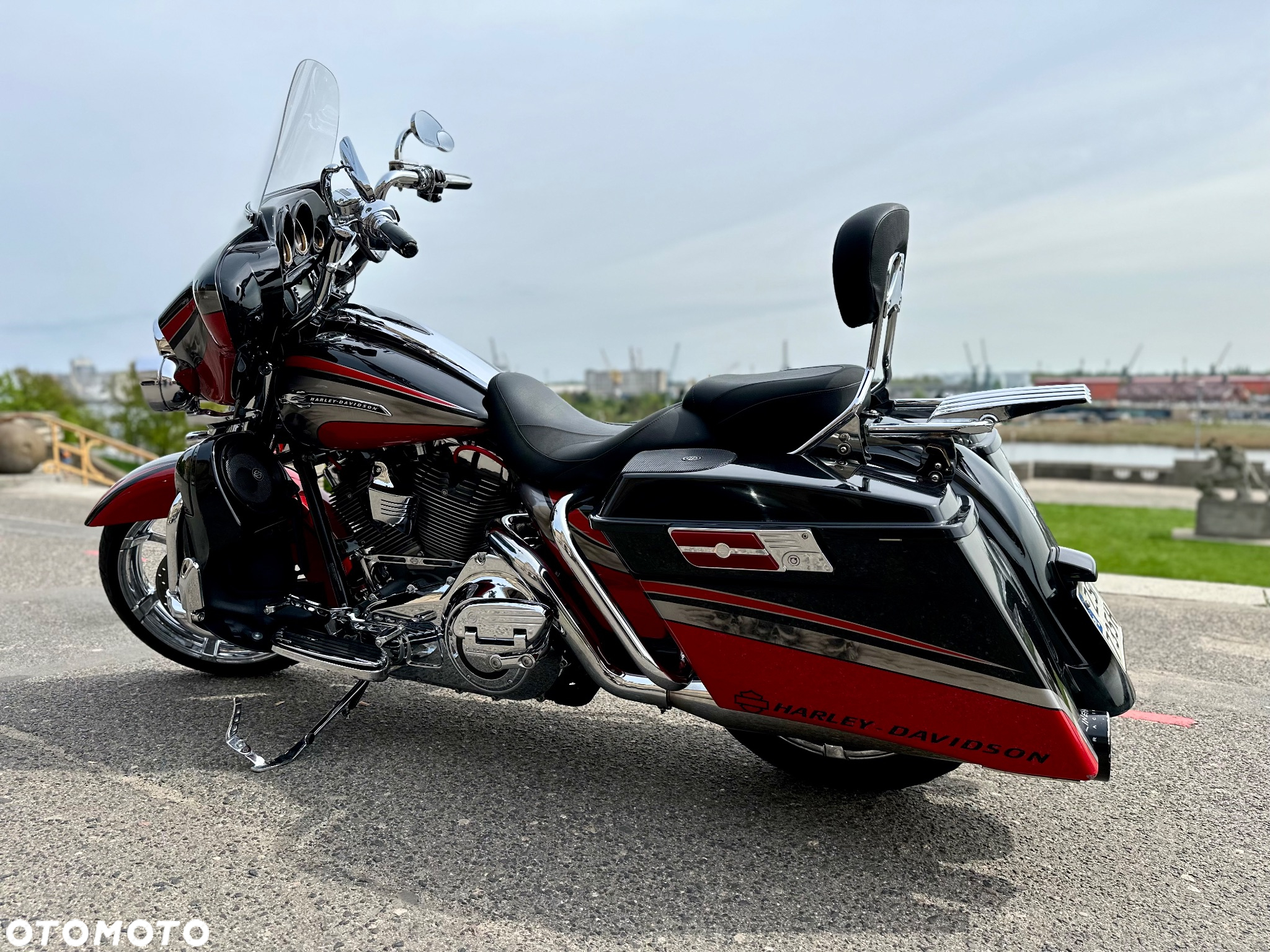Harley-Davidson FLHS Electra Glide - 18