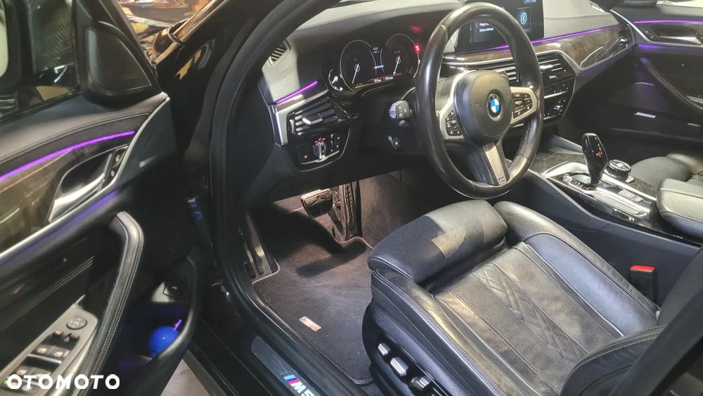 BMW Seria 5 M550i xDrive - 32