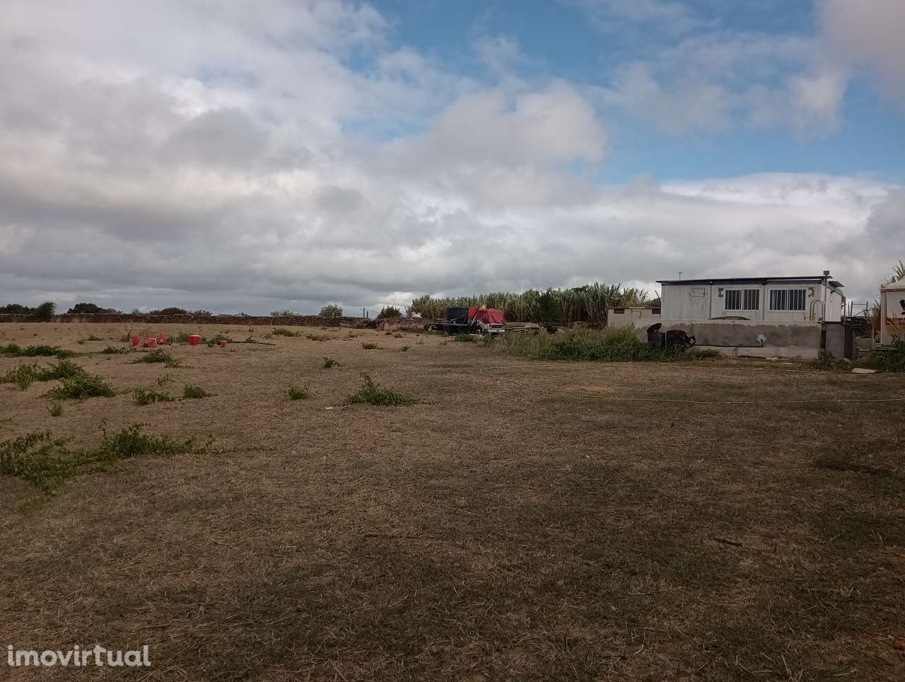 Terreno rústico com acessos asfaltados e boas dimensões - Grande imagem: 2/4