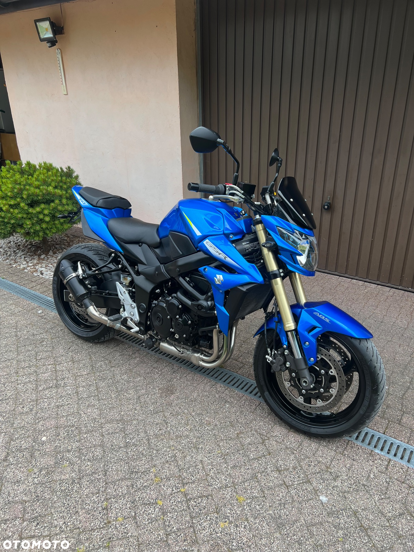 Suzuki GSR - 2