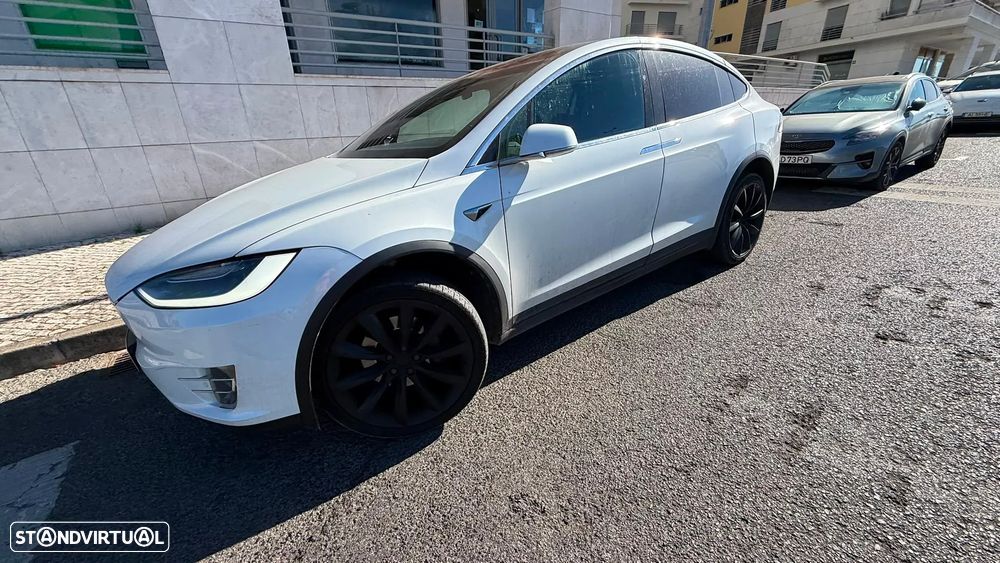 Tesla Model X - 7