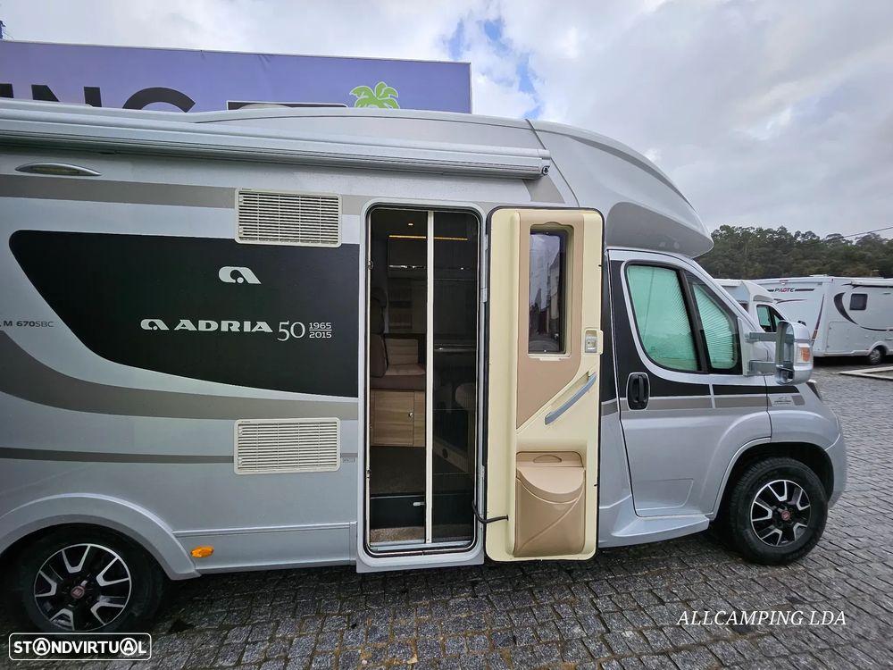 Adria Matrix M670SBC 50 YEARS 5 LUGARES DE LIVRETE CAMA CENTRAL + BASCULANTE - 58