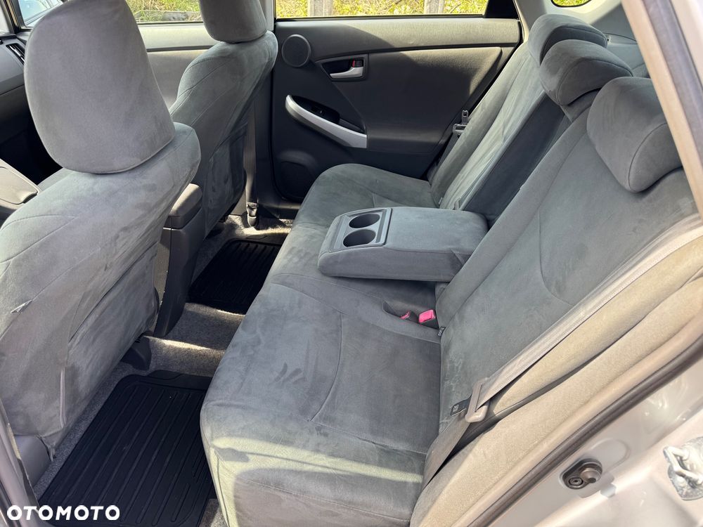 Toyota Prius (Hybrid) Life - 10