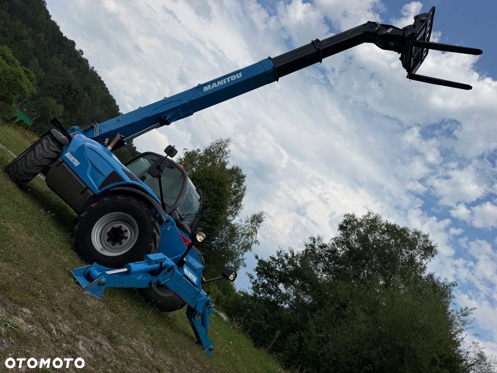 Manitou MT1440. Ładowarka Teleskopowa 14 metrów wysuw! UDŹWIG 4 TONY! Przebieg 2900 mtg. Maszyna jak Nowa z SALONU. 2017 rok. z Norwegii z Gospodarstwa rolnego! Silnik PERKINS Turbo 110 km. Aktualne Serwisy w Dekra. Nowy Model sterowane wszystko z 1 dżojstika. Ani deka luzów czy wycieku. OKAZJA! Jazda REWERS + 4 biegi. Skręt 3 tryby. Wyjście Hydrauliczne na maszcie, Poziomowanie ośi stabilizatory! Wyjścia Hydrauliczne na maszt! Okazja Ani deka luzów i wycieków. Wersja Norweska. Wielka Okazja - 4