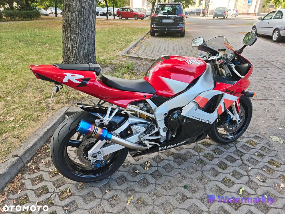Yamaha R1 - 4
