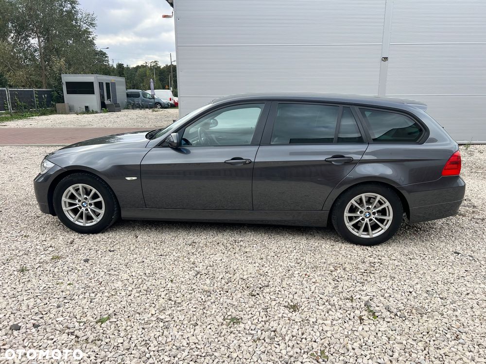 BMW Seria 3 318i Touring - 9