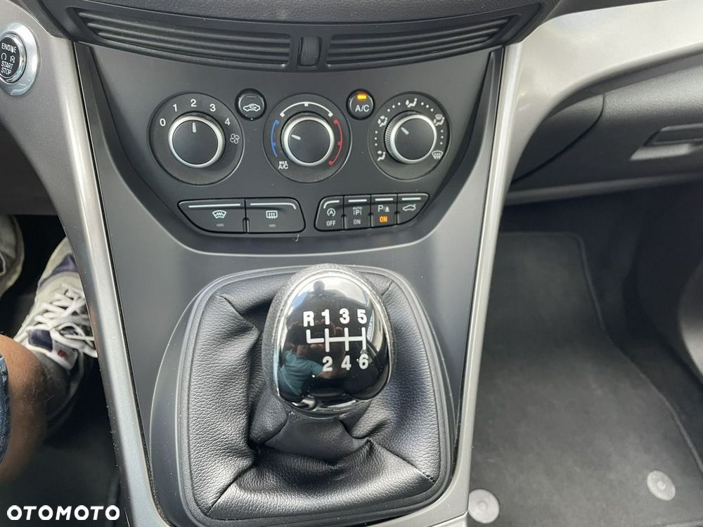 Ford Kuga 1.5 EcoBoost 2x4 ST-Line - 27