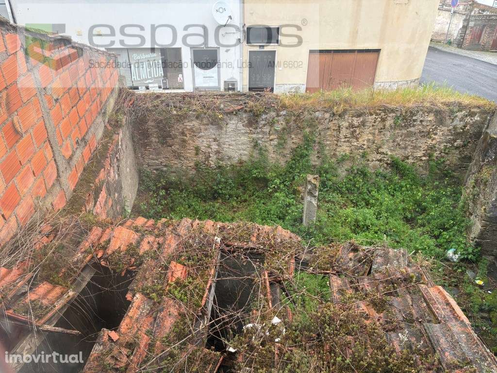 Moradia para recuperar com logradouro - Grande imagem: 5/24