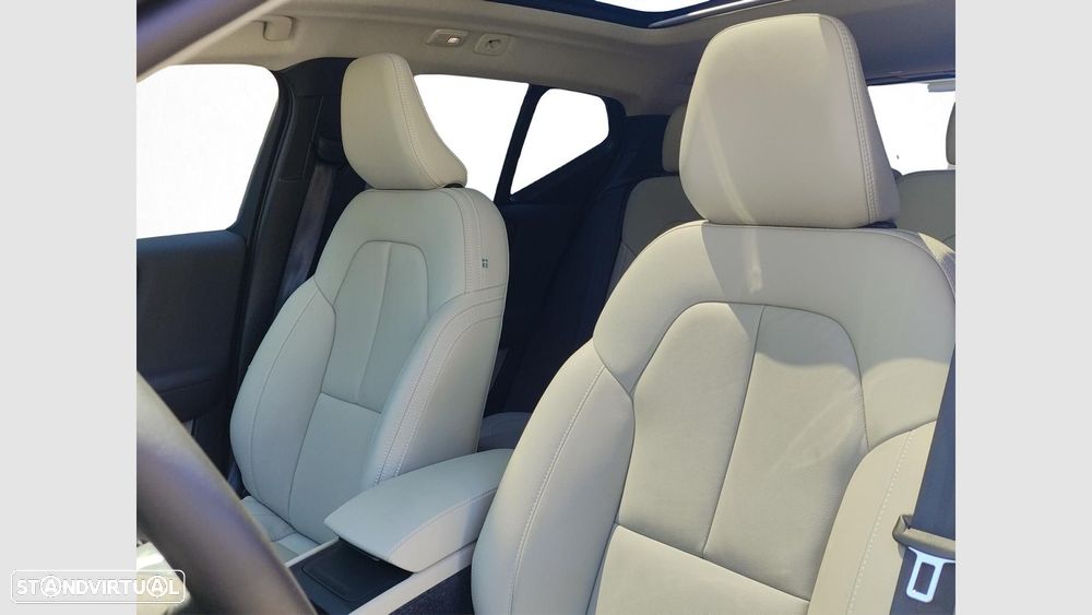 Volvo XC 40 2.0 B3 Plus Dark - 12