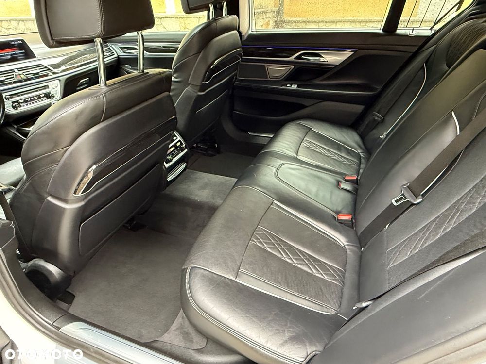 BMW Seria 7 750Li xDrive - 24