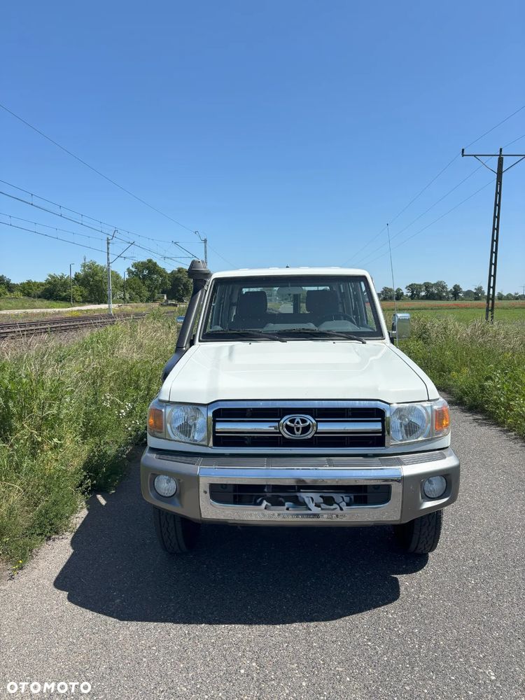 Toyota Land Cruiser - 1