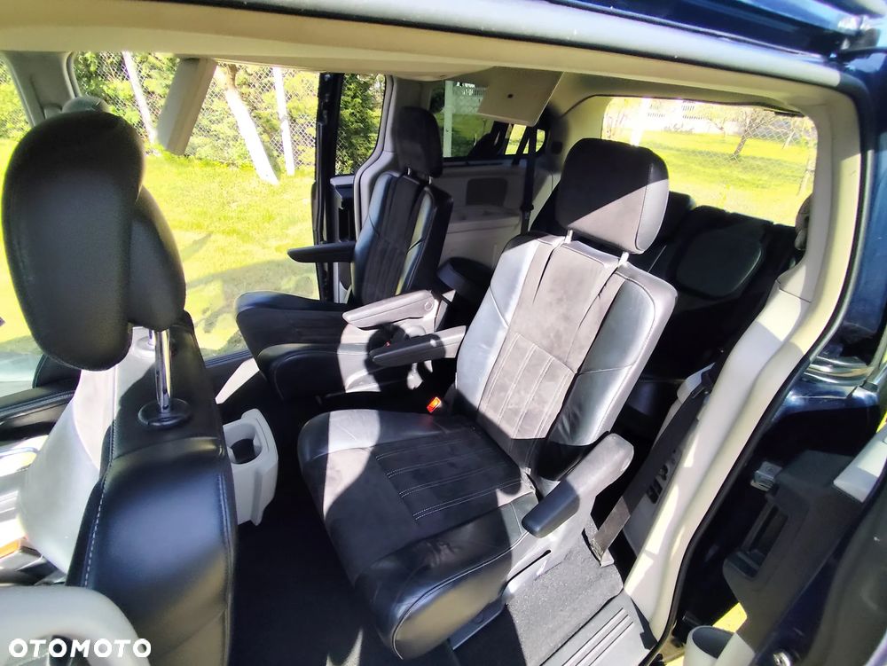 Chrysler Town & Country 3.6 Limited - 10
