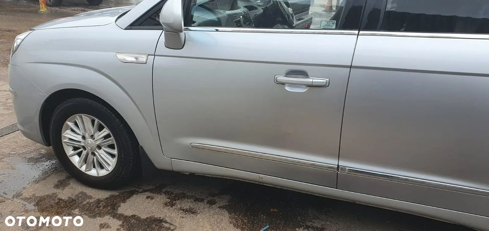 SsangYong/KGM Rodius - 4