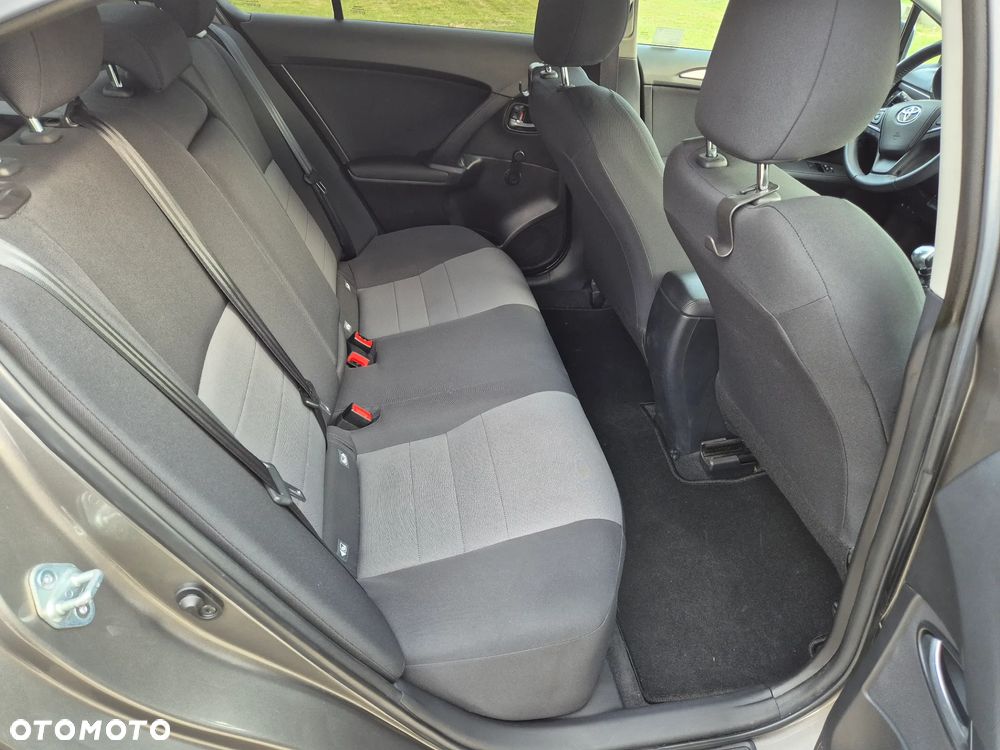 Toyota Avensis 1.6 Active - 18