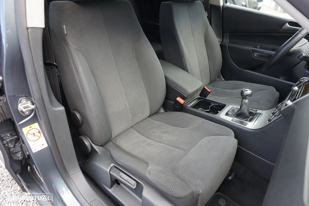 VW Passat 2.0 TDI BM Confortline - 28