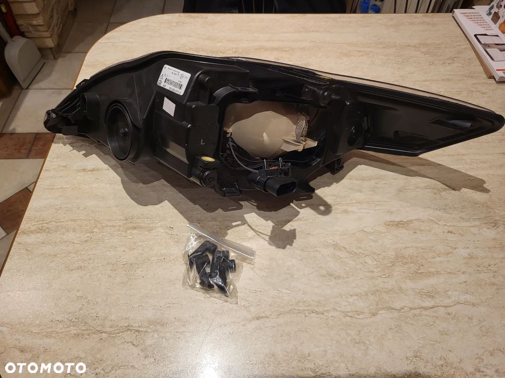 Reflektor Prawy  (H1/H7/PY21W, elektryczny, z silnikiem , kolor kierunkowskazu: biały FORD MONDEO IV 07.10-01.15 VISTEON - 7