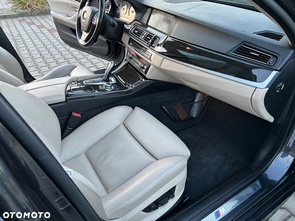 BMW Seria 5 525d xDrive - 11