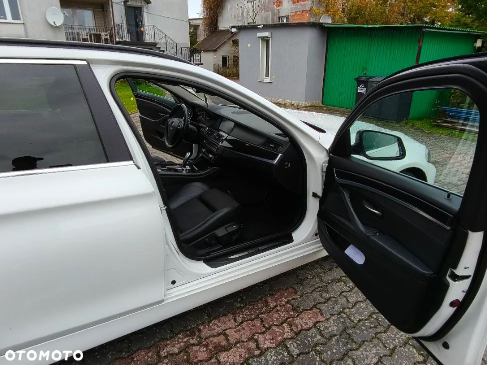 BMW Seria 5 525d xDrive - 13