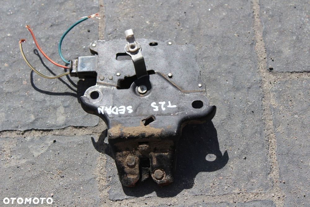 ZAMEK TYLNEJ KLAPY TOYOTA AVENSIS T25 SEDAN - 4