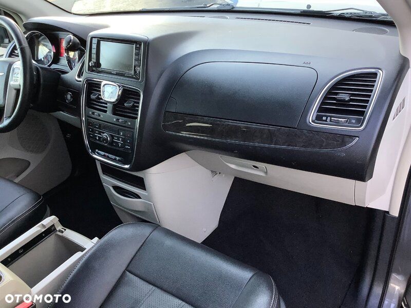 Chrysler Town & Country 3.6 Limited - 16