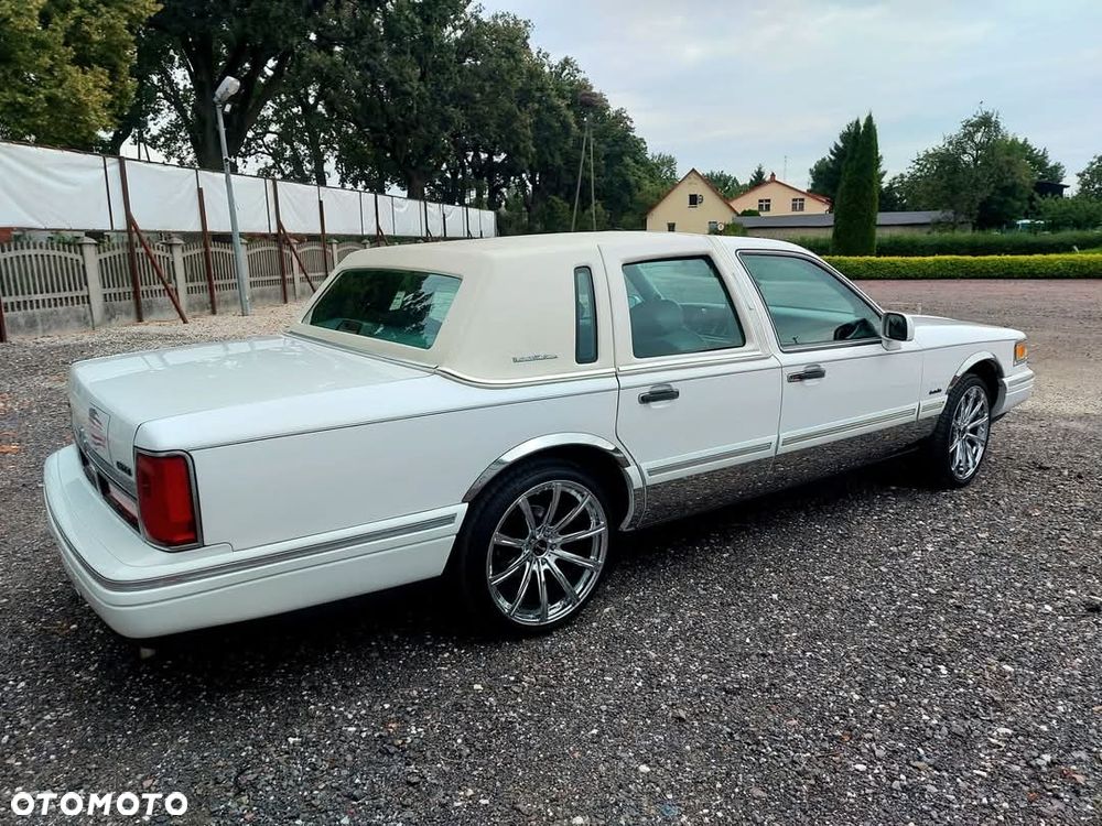 Lincoln Town Car - 7
