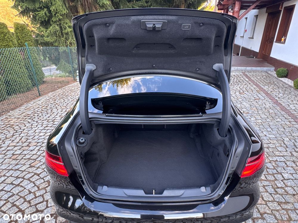 Jaguar XE 2.0 D180 AWD R-Dynamic HSE - 28