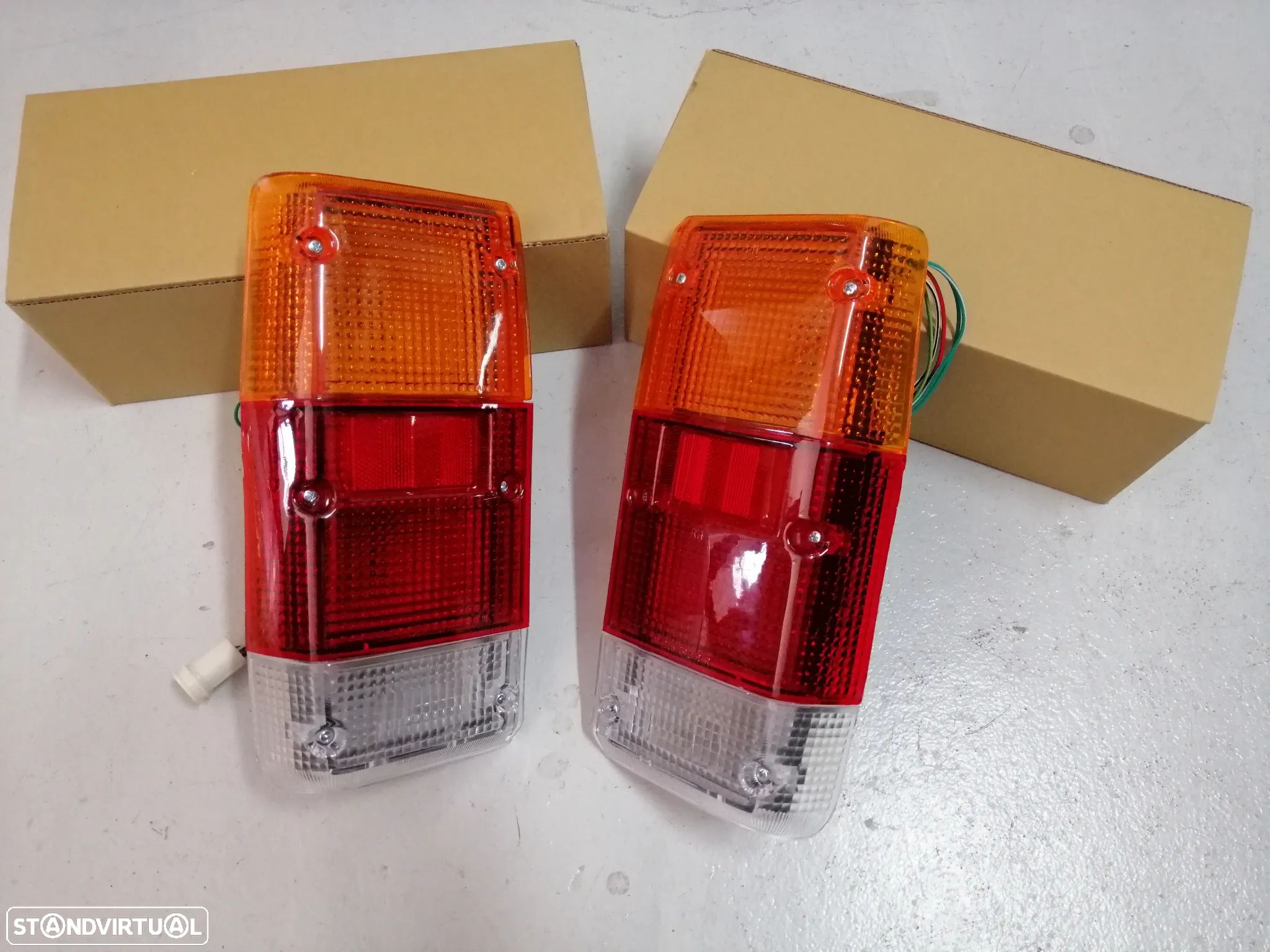 Farolim / Farolins de trás Nissan Patrol 160 ( Aplica no 260 ) - 1