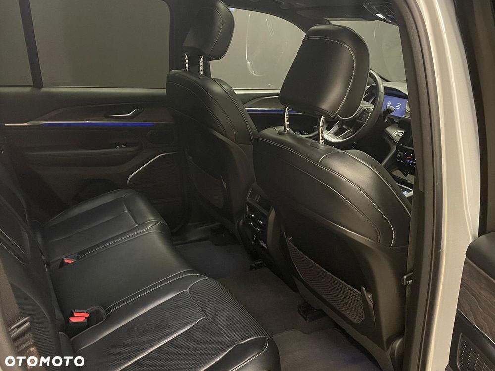 Jeep Grand Cherokee - 24