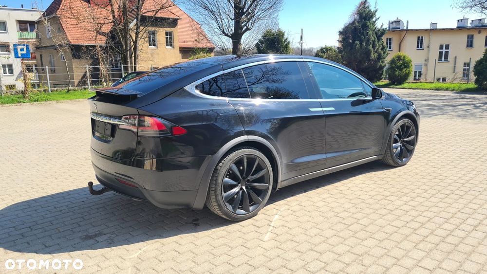 Tesla Model X - 13
