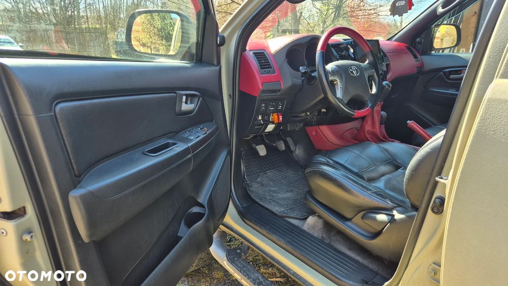 Toyota Hilux 2.5 D-4D SR5 - 28