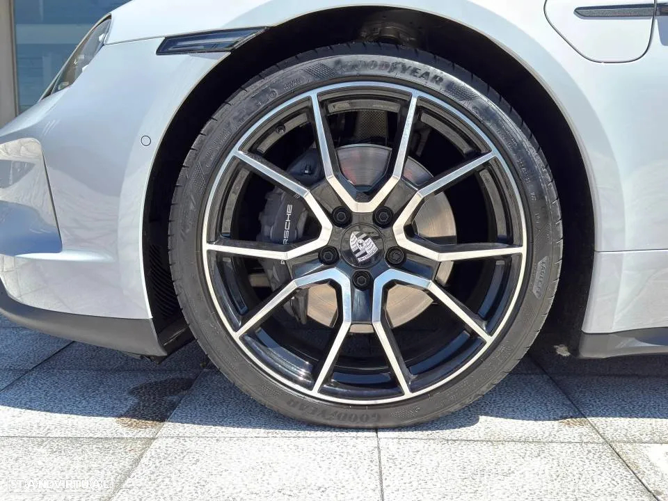 Porsche Taycan 4 - 9