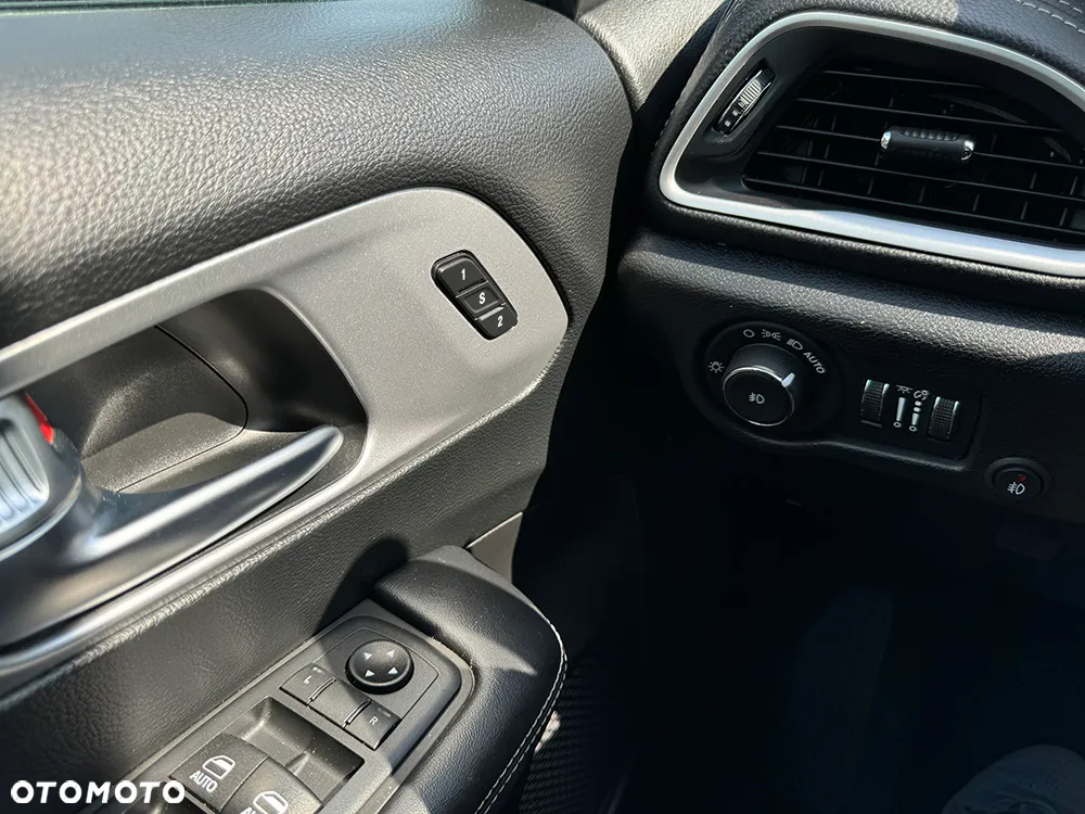 Chrysler Pacifica - 16