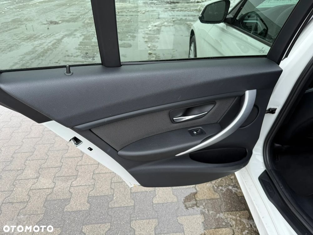 BMW Seria 3 320d xDrive Sport Line - 26