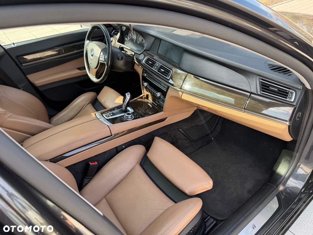 BMW Seria 7 750Li xDrive - 16