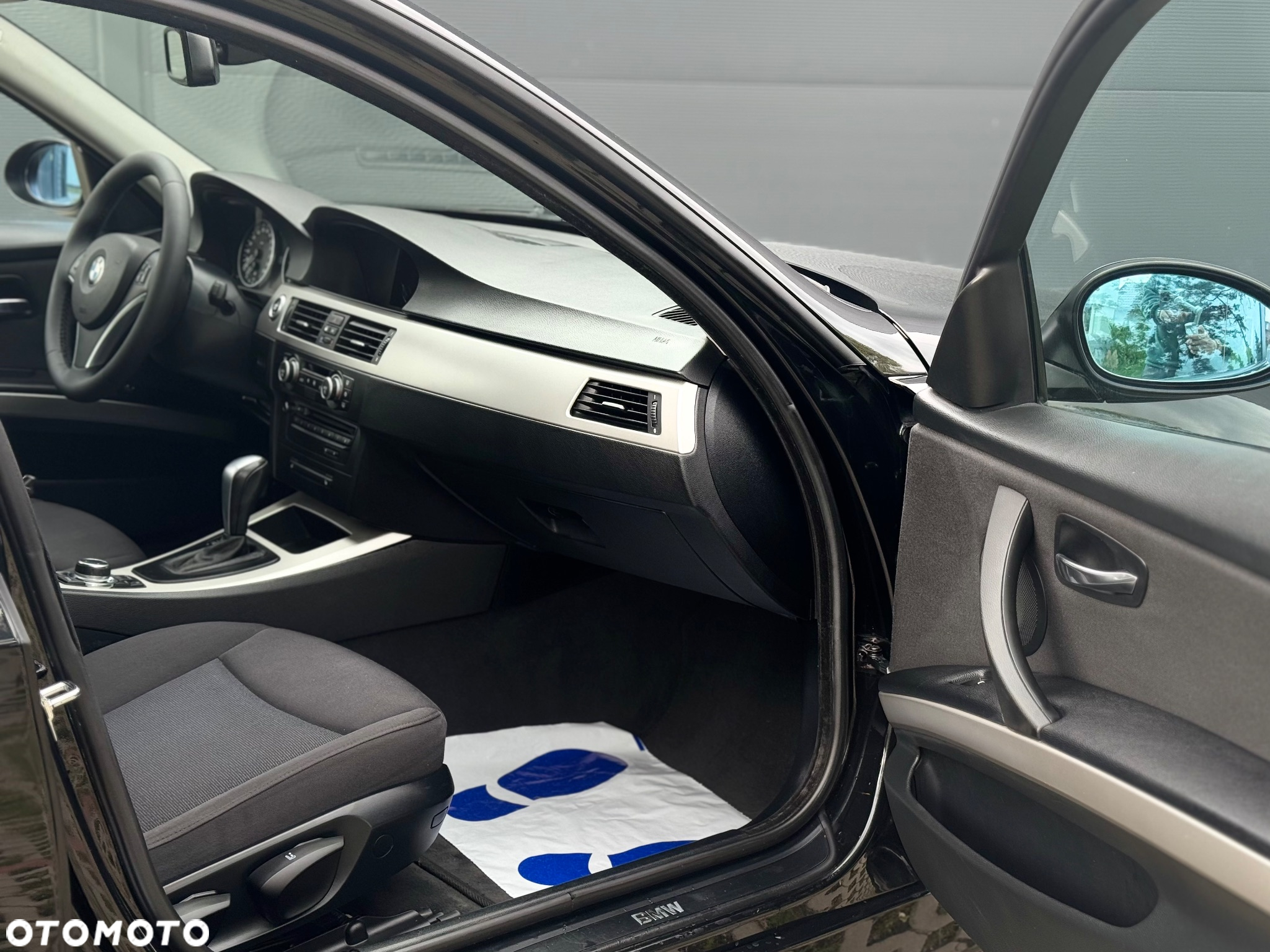 BMW Seria 3 318i Touring - 32