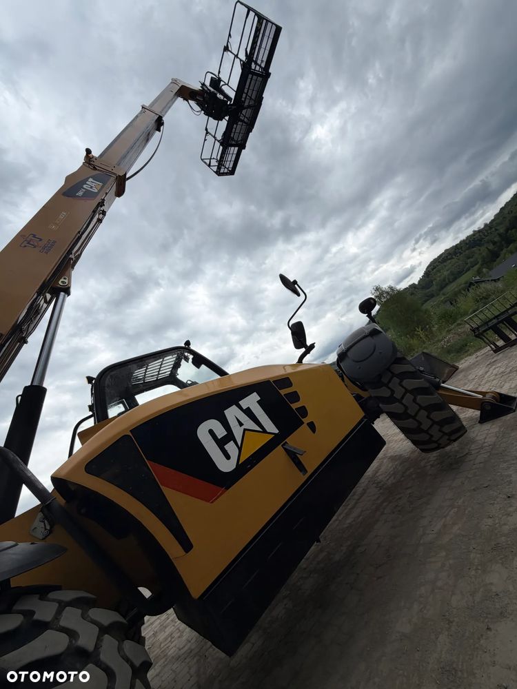 Caterpillar TH414 CAT Ładowarka Teleskopowa Dźwig Zwyżka 17 metrów wysuw z Bocianem. Udźwig 4 tony. Kosz z Pilotem. Widły. Łyżka szufla. Wysięgnik Bocian. Maszyna jak Nowa z Norwegii Pracowała w Urzędzie Komunalnym. KLIMATYZACJA. DEKRA BMWT. skręt 3 tryby 4 koła KRAB. Auto-poziomowanie! Zero luzów wycieków jak Nowa z salonu. Małe Gabaryty maszyny a potężny zasięg i udzwig! Skrzynia Hydrostatic 4 biegi. Zmiana na Pokrętle przy kierownicy. Wszystko Sterowane z 1 dżojstkika wraz z łapami! OKAZJA. Dużo dodatkowych sekcji hydraulicznych! pracowała głównie z koszem. Zero luzów - 19