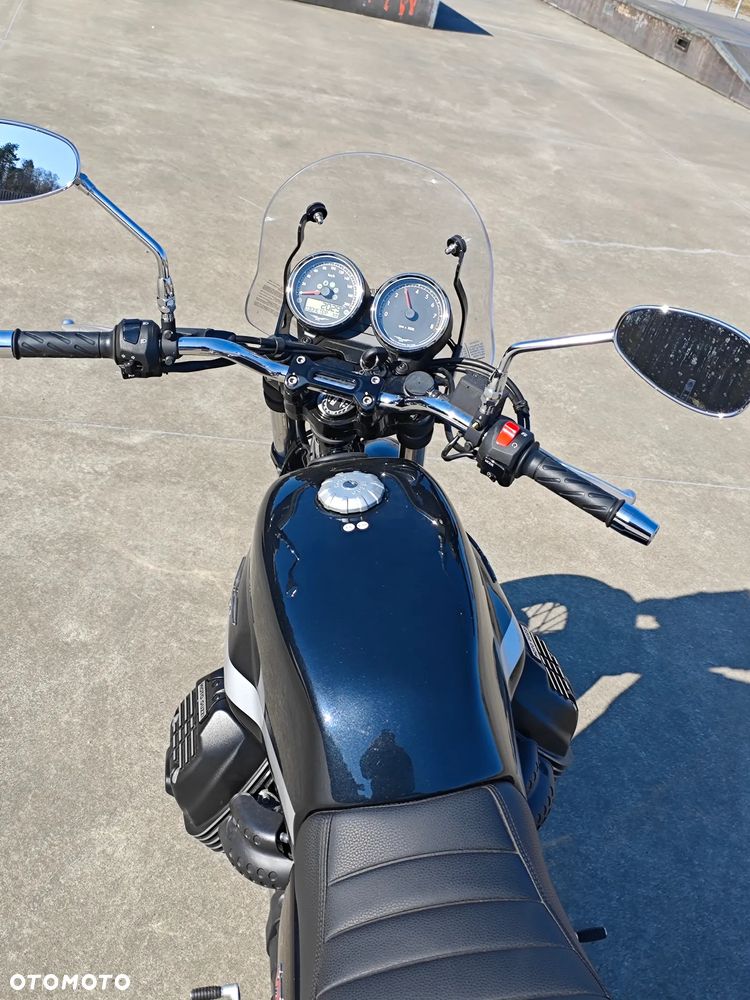 Moto Guzzi V7 - 12